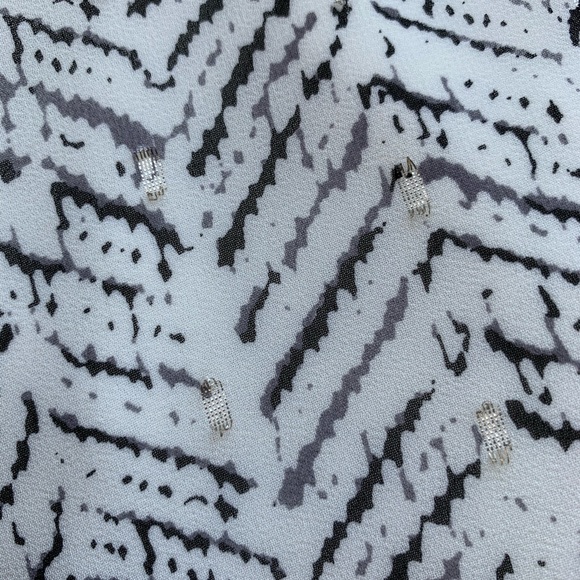 Ellen Tracy Cross Back Metallic Clip Shell - Picture 5 of 7